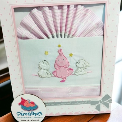 Conjunto de roupa de bebé cor de rosa com bordados de personagens em embalagem decorativa