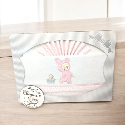 Fralda de pano branca com bordado de raposa e pato em embalagem com riscas cinza e laço cinza