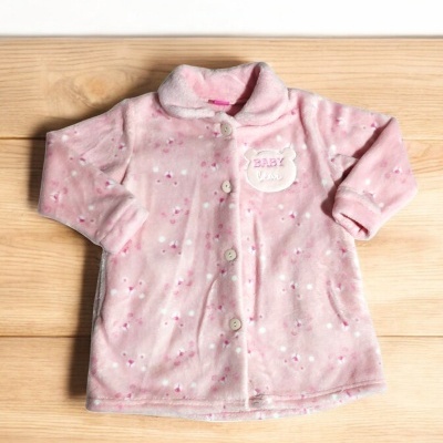 Casaco de bebé rosa claro com botões e padrão de flores