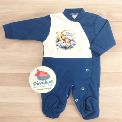 Macacão de bebé azul e branco com estampa de bebé e lua