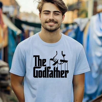 Camiseta branca com estampa preta 'The Godfather' usada por jovem ao ar livre