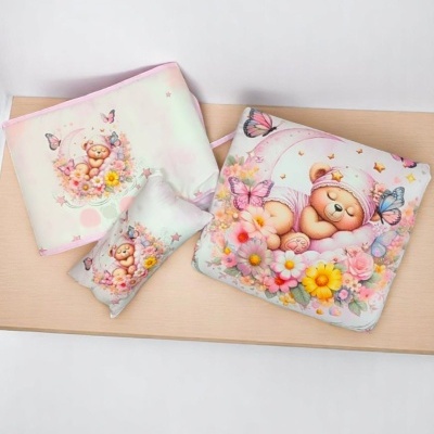 Conjunto de artigos para bebé com ursinho, flores e borboletas coloridas, em tecido macio