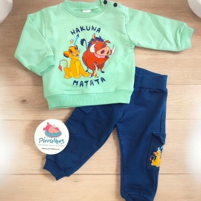 Conjunto infantil verde com estampa Timão e Pumba e calças azuis com estampa Simba.