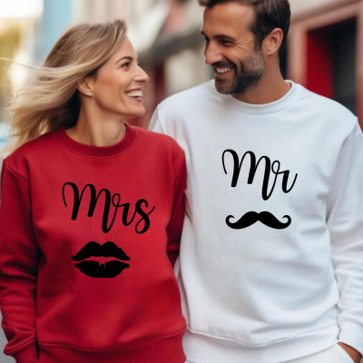 Casal com sweatshirts vermelha e branca estampadas com 'Mrs' e 'Mr' e ícones