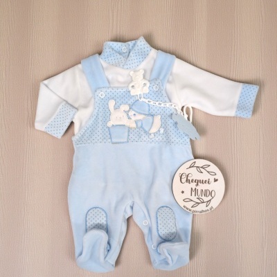 Macacão de bebé azul claro e branco com padrão de pontos e aplicação de coelho e menino.