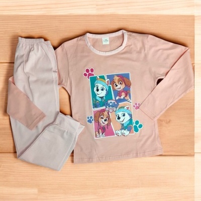 Pijama infantil rosa com estampado de cães e calças bege com joelheiras cor-de-rosa