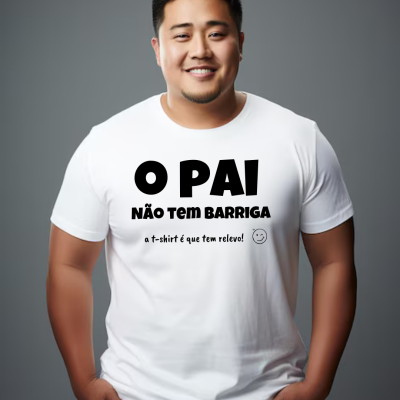 Camiseta branca com texto em preto e desenho sorridente