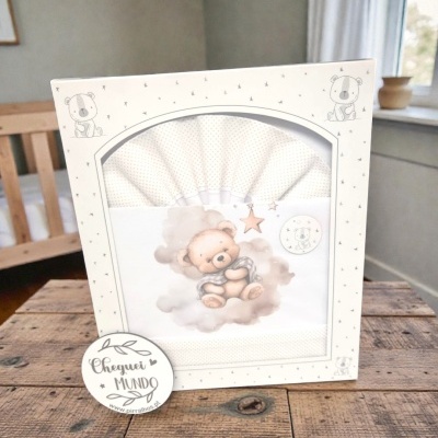 Caixa de roupa de bebé com desenho de ursinho numa nuvem e estrelas, em tecido branco com bolinhas cinzentas