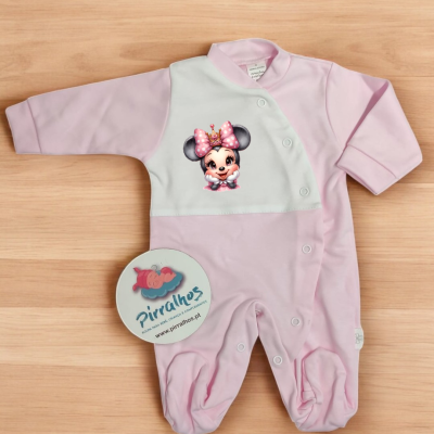 Macacão de bebé rosa e branco com estampado da Minnie Mouse e etiqueta Pirralhos.