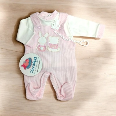 Conjunto de bebé com body branco e salopete rosa com aplicações e etiqueta da marca
