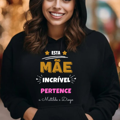 Mulher com sweatshirt preto com texto colorido sobre mãe incrível