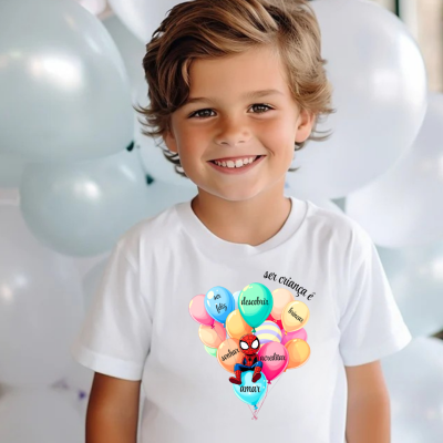 Menino com camisola branca estampada de balões coloridos e texto em português