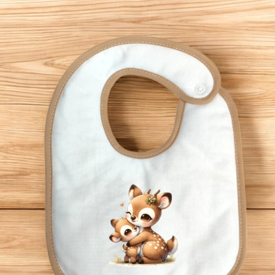 Babete branco com borda bege e desenho de duas corças abraçadas