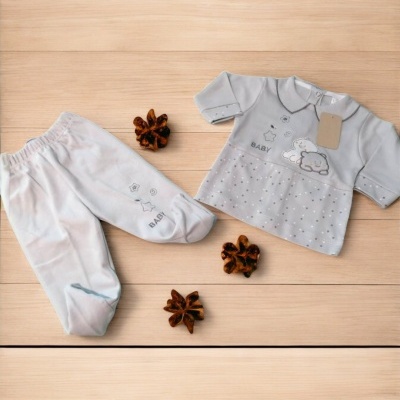 Conjunto de roupa cinzenta para bebé com estampado de nuvem e estrelas sobre madeira clara