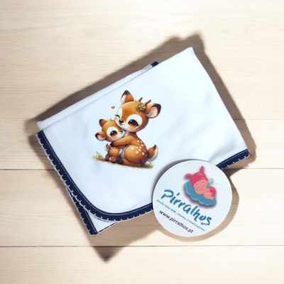 Fralda branca com borda azul escura e desenho de dois veados caricaturados, etiqueta redonda com o texto Pirralhos