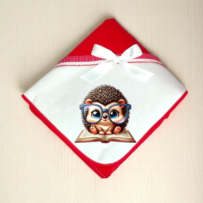 Fralda de pano vermelha e branca com desenho de ouriço com óculos em livro