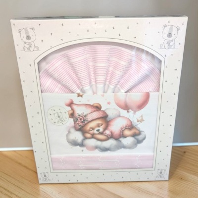 Conjunto de roupa de bebé rosa com ursinho adormecido na embalagem decorada