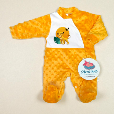 macacão de bebé laranja com personagem Simba no peito e etiqueta da marca Pirralhos
