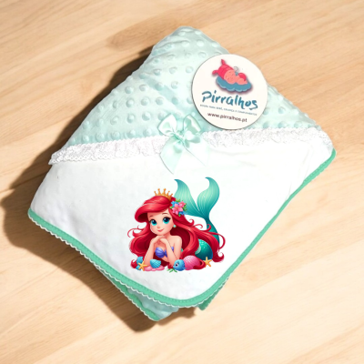 Manta de bebé azul claro com estampa da sereia Ariel e etiqueta Pirralhos