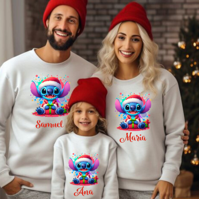 Família com camisolas brancas e gorros vermelhos com estampa de Stitch de Natal e nomes personalizados