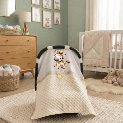 Capa para cadeira de bebé bege com textura pontilhada e laço decorativo em quarto de bebé com móveis em madeira e decoração de animais
