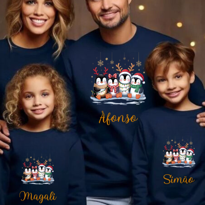 Quatro pessoas com sweatshirts azuis e estampados de pinguins de Natal com nomes
