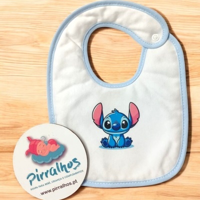Babete branco com borda azul claro e personagem azul com orelhas cor-de-rosa