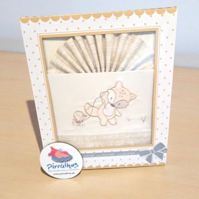 Fralda de pano de bébé bordada com vaca, em embalagem com padrão amarelo