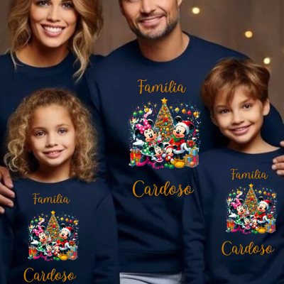 Quatro pessoas com camisolas azul escuro com desenho da Disney e textos Família e Cardoso
