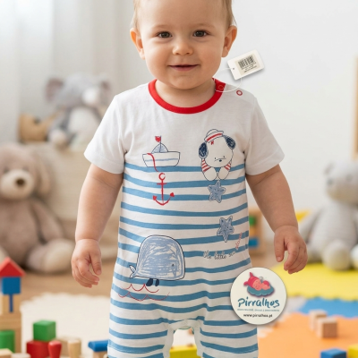 Macacão curto de bebé com riscas azul claro e branco e estampas de motivos marinhos.