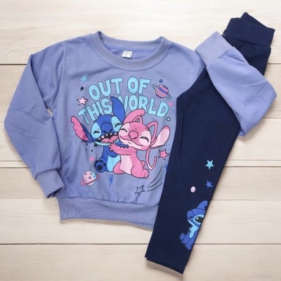 Conjunto infantil lilás e azul com personagens cartoon e texto