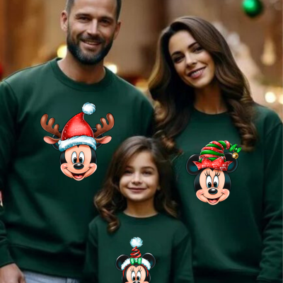 Família com sweatshirts verdes com Mickey e Minnie natalícios, ambiente interior festivo