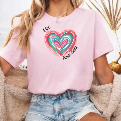 T-shirt rosa claro com estampa de coração colorido e texto 