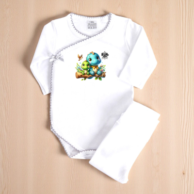 Body branco para bebé com estampa colorida de dinossauros e texto