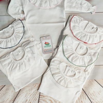 Bodies de bebé brancos com gola franzida colorida