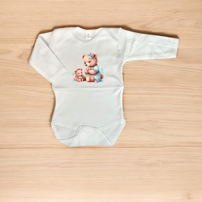 Body branco de bebé com estampa de ursos cor-de-rosa sentado em fundo de madeira