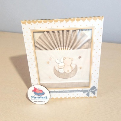 Quadro decorativo com urso e fada sentados numa lua, em tons bege e cinza