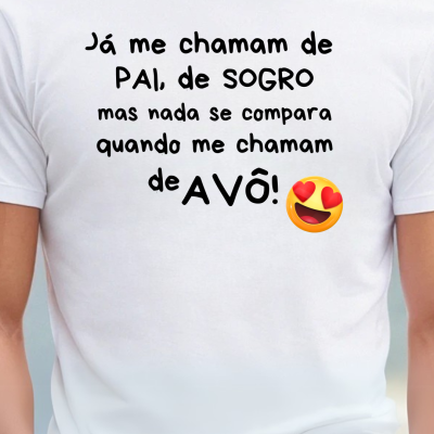 T-shirt branca com texto em português sobre ser pai, sogro e avô, com emoji de olhos de coração.