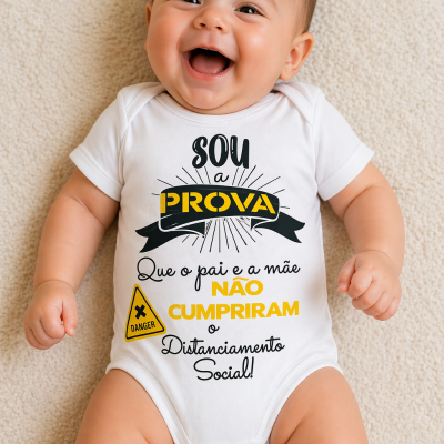 Bebé sorridente com body branco com texto em português e símbolo de aviso amarelo