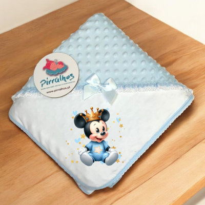 Manta para bebé azul e branca com estampa do Mickey e etiqueta da marca Pirralhos