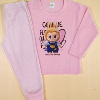 Conjunto de pijama rosa para criança com estampa de boneco e calças com padrão de bolinhas