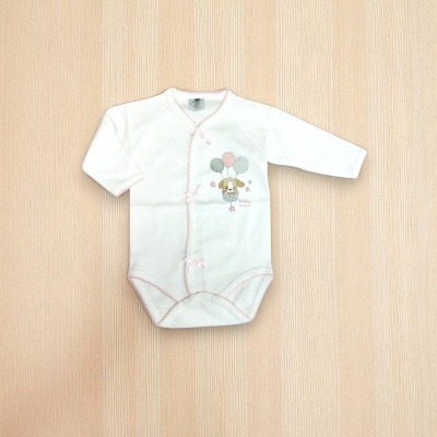 Body de bebé branco com ursinho e balões, sobre superfície de madeira clara