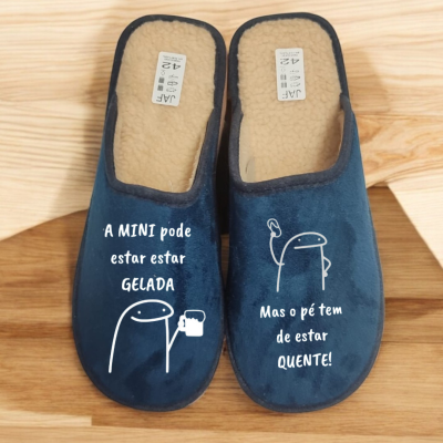 Chinelos azuis com texto e desenhos brancos, interior felpudo creme, tamanho 42