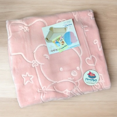 Manta felpuda rosa com padrão de urso e estrelas e etiqueta Pirrathes