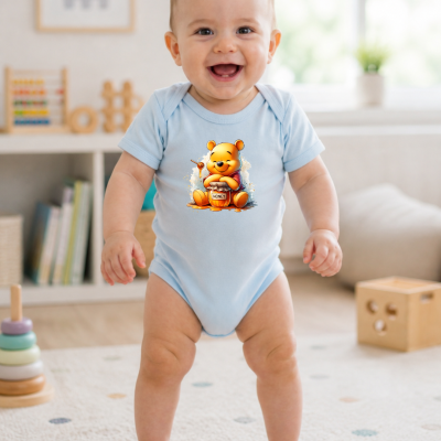Bebé com body azul claro e estampa do Ursinho Pooh com pote de mel