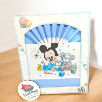 Cortina azul bebe com personagens animados e embalagem decorativa.