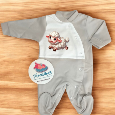 Macacão cinza e branco com estampa de cordeiro e botões de pressão sobre superfície de madeira