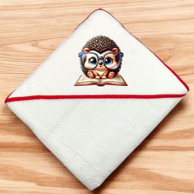 Toalha de banho branca com ouriço com óculos azuis sobre livro na dobra triangular.