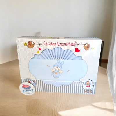 Conjunto de roupa de bebé azul claro com bordado de ursinho em caixa decorada