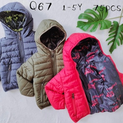 Três casacos de criança acolchoados coloridos com capuz sobre fundo branco e folhas verdes